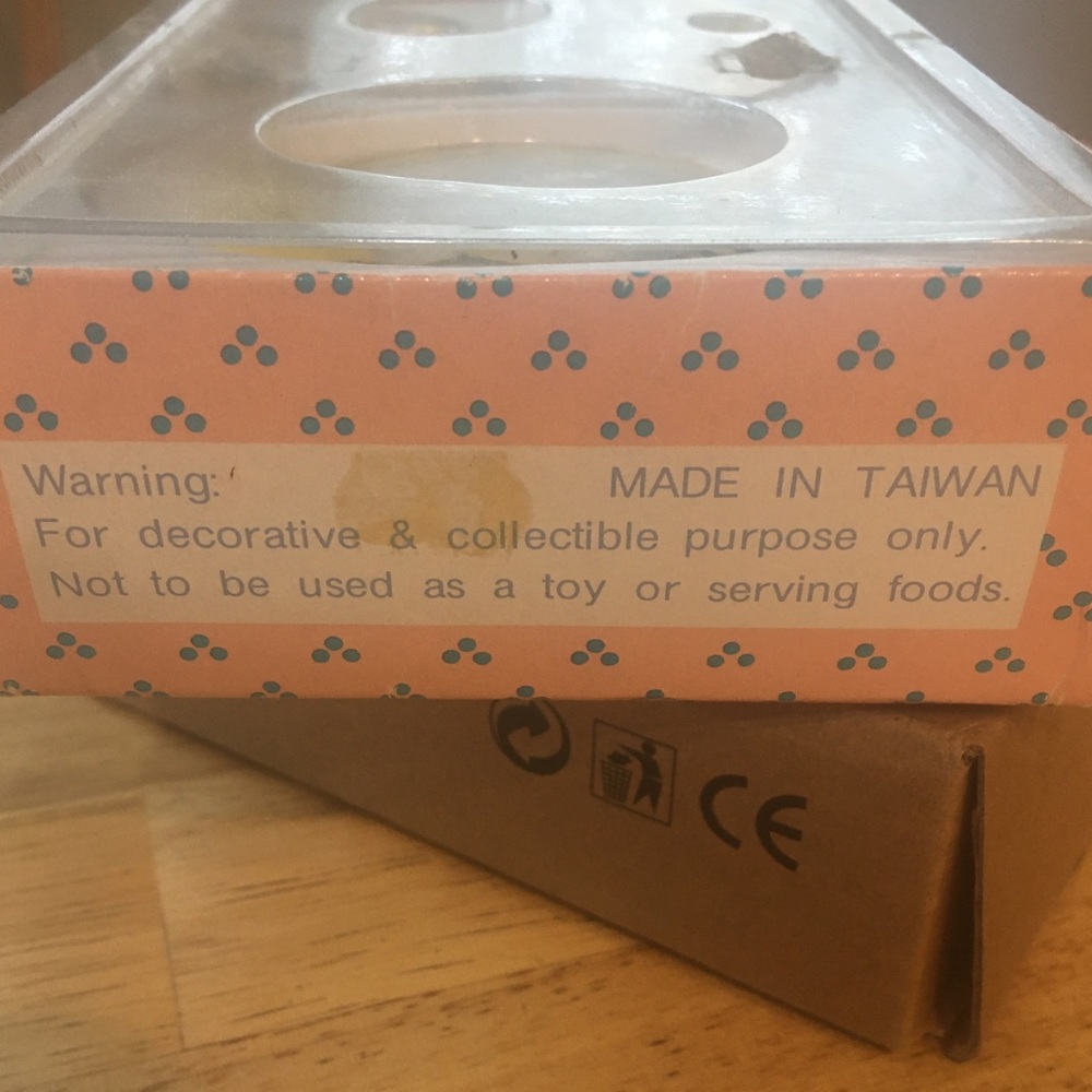 NIB!! Miniature Tea Set. Floral Design COLORS: yellow, white and green - Picture 6 of 8